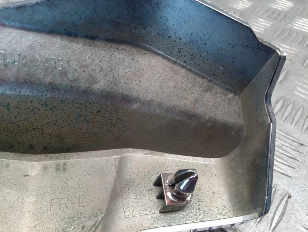 Osłona głowicy przednia lewa HONDA VTX 1300 C/R/S/T 03-09r   PN. 12371-MEA-670