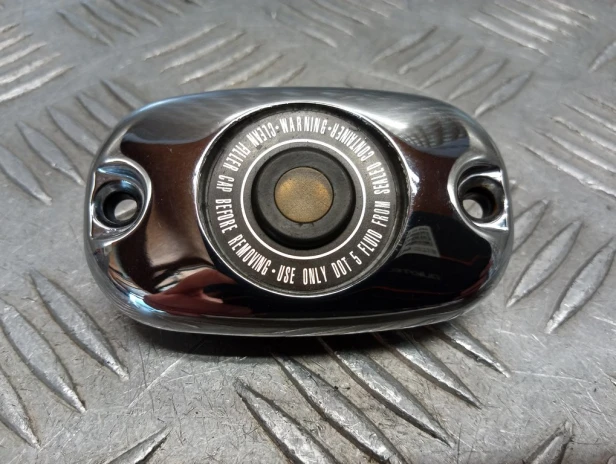 Dekielek zbiorniczka pompy hamulca tył HARLEY DAVIDSON SOFTAIL HERITAGE FLSTCI 00-06r   PN. 45057-99