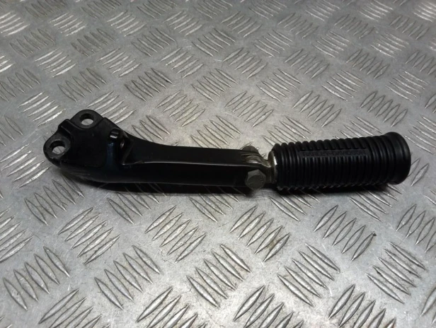 Podnóżek pasażera tył lewy HARLEY DAVIDSON DYNA STREET BOB FXDB 07-17r   PN. 49230-06