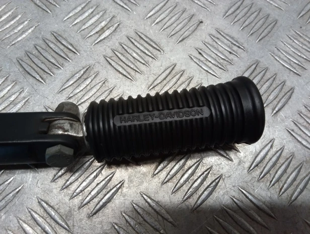 Podnóżek pasażera tył lewy HARLEY DAVIDSON DYNA STREET BOB FXDB 07-17r   PN. 49230-06