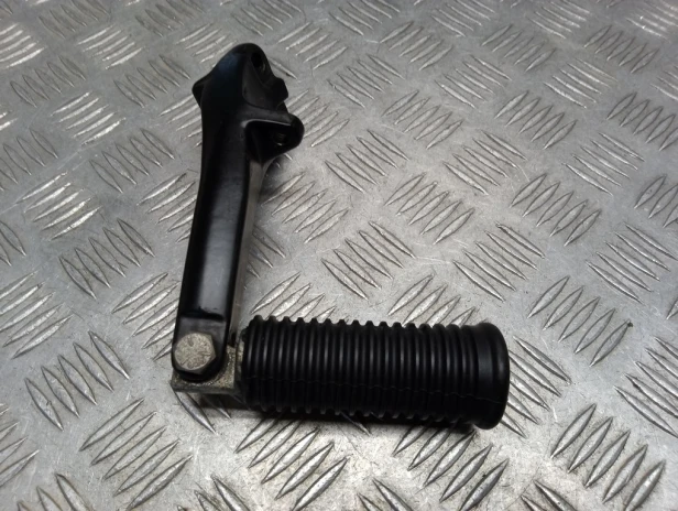 Podnóżek pasażera tył lewy HARLEY DAVIDSON DYNA STREET BOB FXDB 07-17r   PN. 49230-06