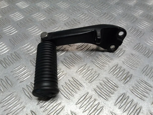 Podnóżek pasażera tył lewy HARLEY DAVIDSON DYNA STREET BOB FXDB 07-17r   PN. 49230-06