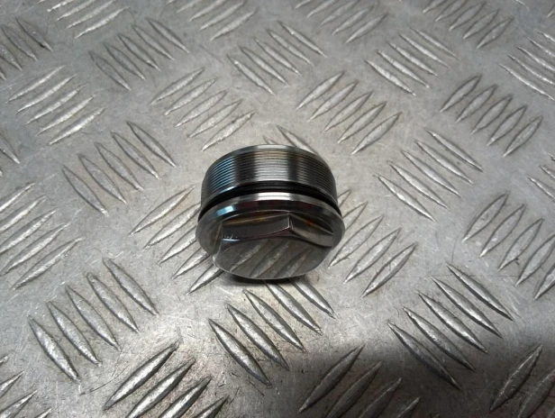 Korek śruba lagi HARLEY DAVIDSON DYNA STREET BOB FXDB 06-17r   PN. 46612-06