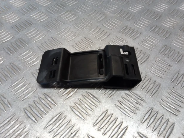 Plastik mocowanie regulatora napięcia HARLEY DAVIDSON DYNA STREET BOB FXDB 12-17r   PN. 70464-12