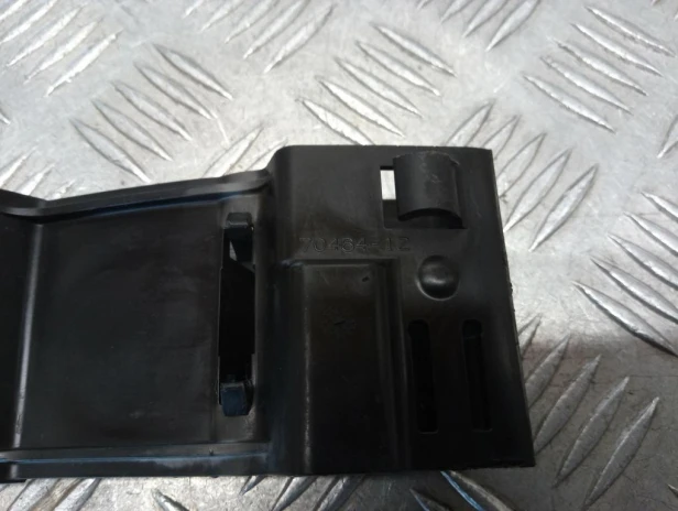 Plastik mocowanie regulatora napięcia HARLEY DAVIDSON DYNA STREET BOB FXDB 12-17r   PN. 70464-12