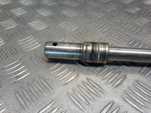 Ośka oś koła przód HONDA VTX 1800 R/S 02-03r   PN. 44301-MZ0-A40