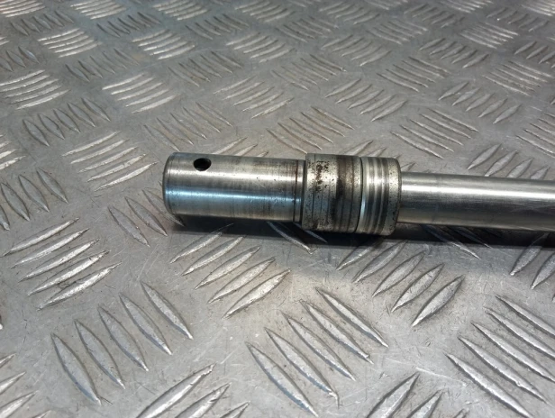 Ośka oś koła przód HONDA VTX 1800 R/S 02-03r   PN. 44301-MZ0-A40