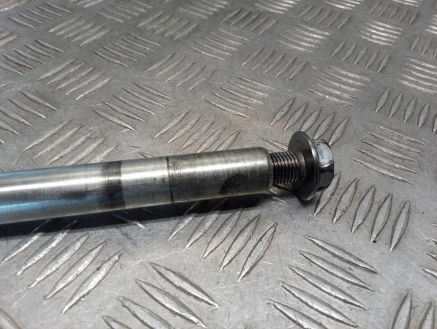 Ośka oś koła przód HONDA VTX 1800 R/S 02-03r   PN. 44301-MZ0-A40