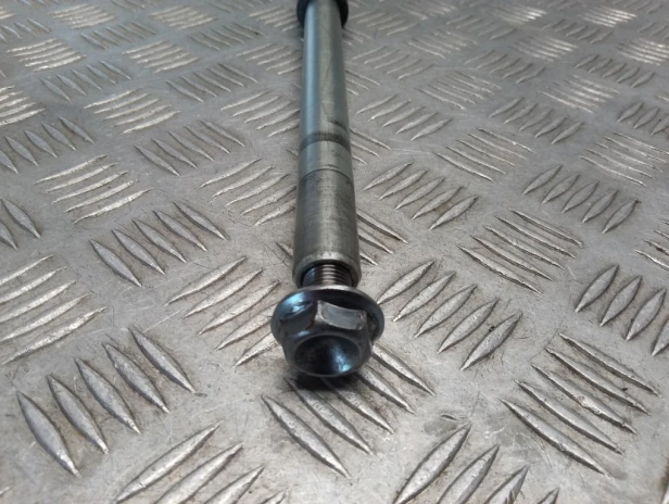 Ośka oś koła przód HONDA VTX 1800 R/S 02-03r   PN. 44301-MZ0-A40