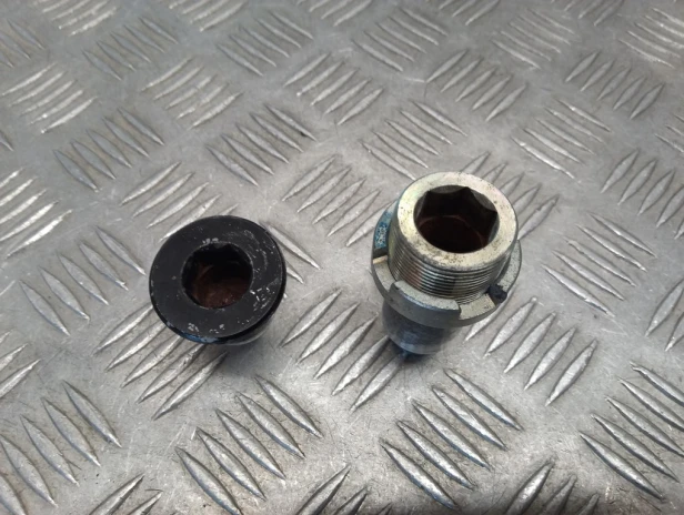 Śruby mocowania wahacza HONDA VTX 1800 C/F/N/R/S/T 02-08r   PN. 90121-MAH-A00
