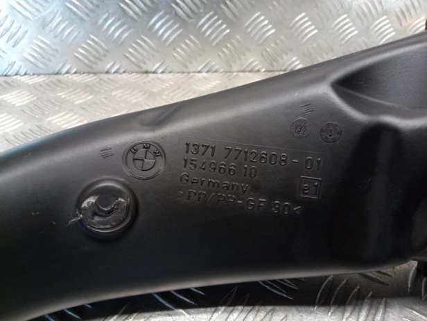 Króciec ssący dolot powietrza BMW R 1200RT K26 10-14r   PN. 13717712608
