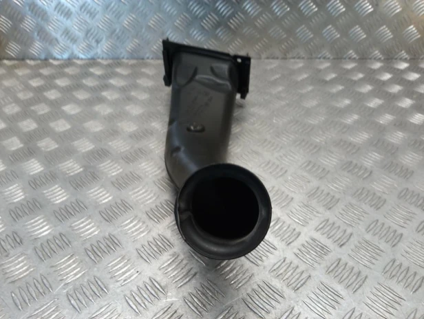 Króciec ssący dolot powietrza BMW R 1200RT K26 10-14r   PN. 13717712608