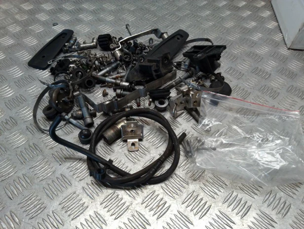 Śruby, uchwyty różności BMW R 1200RT K26 10-14r
