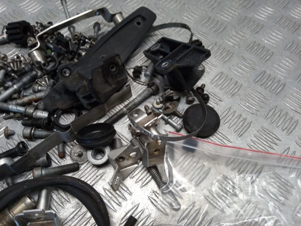 Śruby, uchwyty różności BMW R 1200RT K26 10-14r