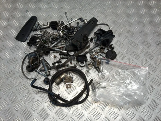 Śruby, uchwyty różności BMW R 1200RT K26 10-14r