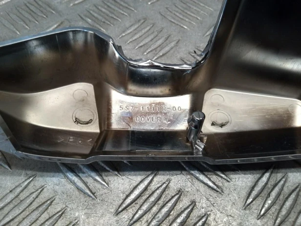 Osłona chrom głowicy tył prawa YAMAHA XVS 950 MIDNIGHT STAR 09-17r   PN. 5S7-1111R-00