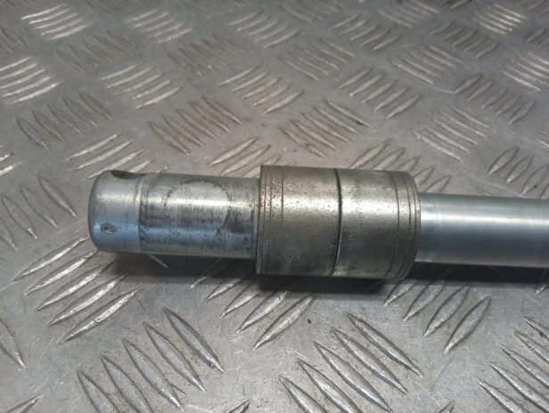 Ośka oś koła przód HARLEY DAVIDSON DYNA STREET BOB FXDB 07-17r   PN. 41628-08