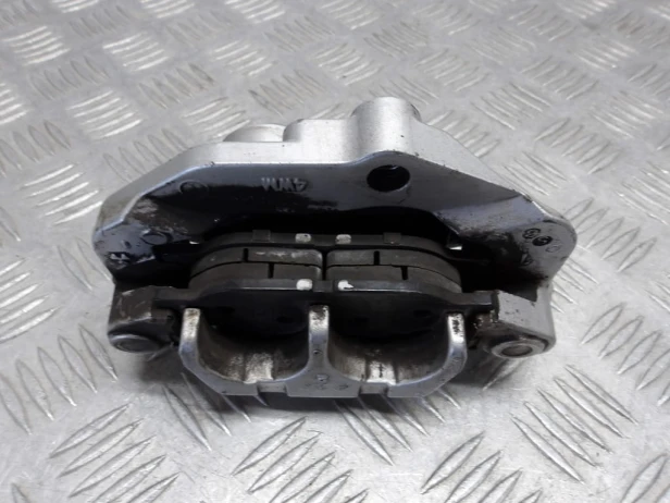 Zacisk hamulca przedniego prawy YAMAHA XVZ 1300 ROYAL STAR VENTURE 99-13r   PN. 4WM-2580U-01