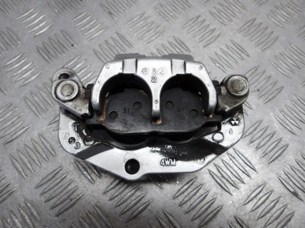 Zacisk hamulca przedniego prawy YAMAHA XVZ 1300 ROYAL STAR VENTURE 99-13r   PN. 4WM-2580U-01