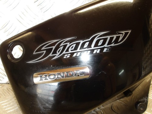 Boczek osłona bocznka prawa HONDA VT 1100 C2 SHADOW SABRE 00-07r   PN. 83510-MCK-A60