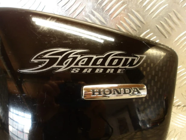 Boczek osłona boczna lewa HONDA VT 1100 C2 SHADOW SABRE 00-07r   PN. 83610-MCK-A60