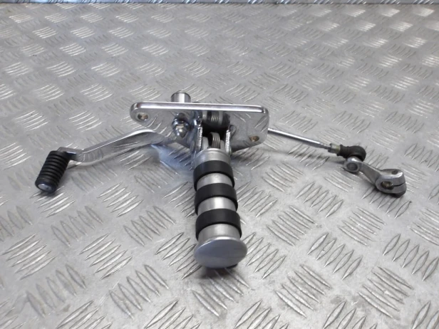Set podnóżek kierowcy lewy dźiwgnia biegów HONDA VT 1100 C2 SHADOW SABRE 00-07r   PN. 50625-MAA-A80
