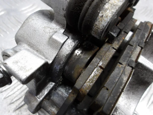 Zacisk hamulca tył KAWASAKI VN 2000 VULCAN 04-10r   PN. 43080-5098