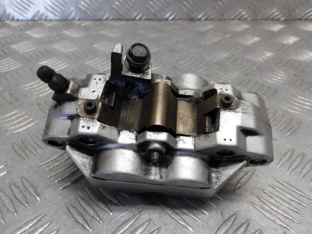 Zacisk hamulca przód prawy KAWASAKI VN 2000 VULCAN 04-10r   PN. 43080-0010-GN