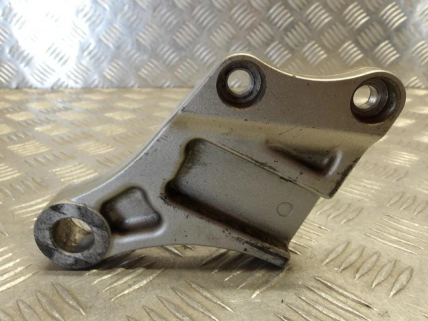 Jarzmo mocowanie zacisku hamulca tył KAWASAKI VN 2000 VULCAN 04-10r   PN. 43034-0001