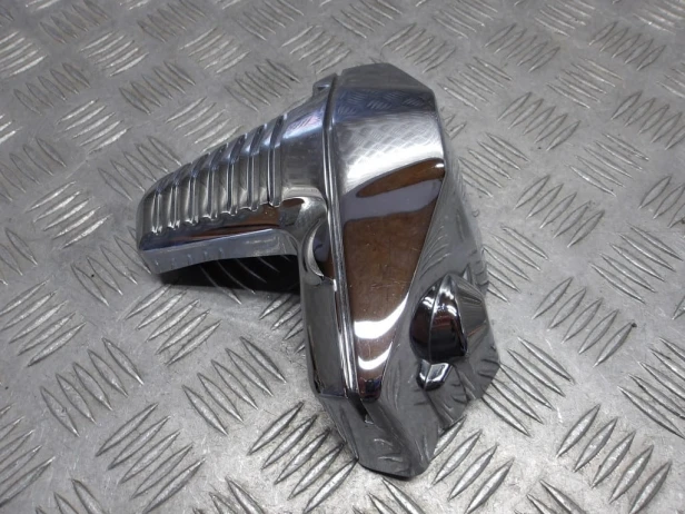 Osłona głowicy tył lewa SUZUKI VLR 1800 C109R BOULEVARD/INTRUDER 08-13r   PN. 11175-48G10