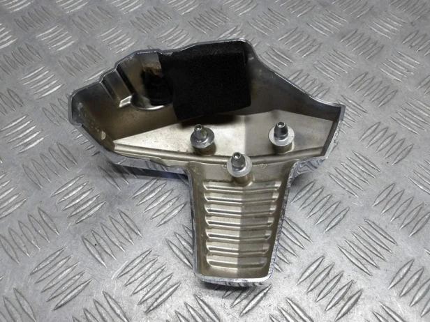 Osłona głowicy tył lewa SUZUKI VLR 1800 C109R BOULEVARD/INTRUDER 08-13r   PN. 11175-48G10