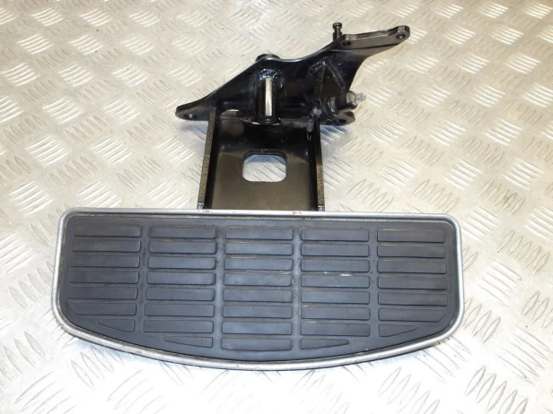 Set podest kierowcy prawy SUZUKI VLR 1800 C109R BOULEVARD/INTRUDER 08-13r   PN. 43510-22H01