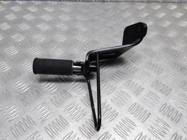 Set mocowanie podnóżek pasażera lewy SUZUKI VLR 1800 C109R BOULEVARD/INTRUDER 08-13r   PN. 43700-22H00