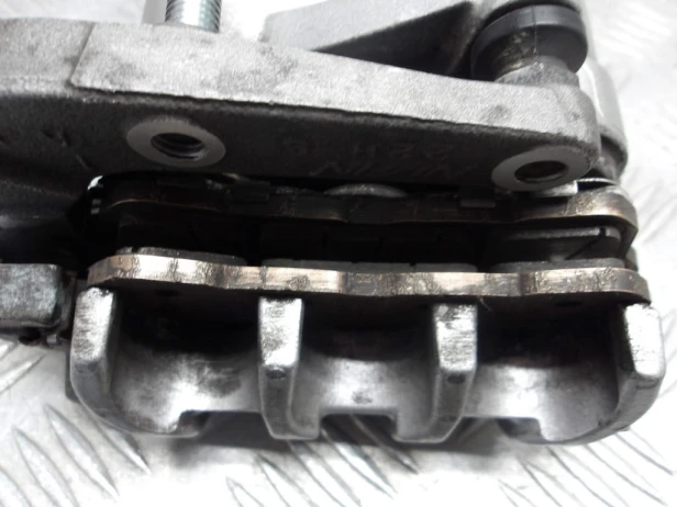 Zacisk hamulca przód lewy SUZUKI VLR 1800 C109R BOULEVARD/INTRUDER 08-13r   PN. 59300-22H00