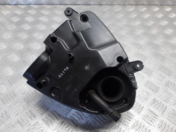 Airbox obudowa filtra prawa SUZUKI VLR 1800 C109R BOULEVARD/INTRUDER 08-13r   PN. 13701-22H01