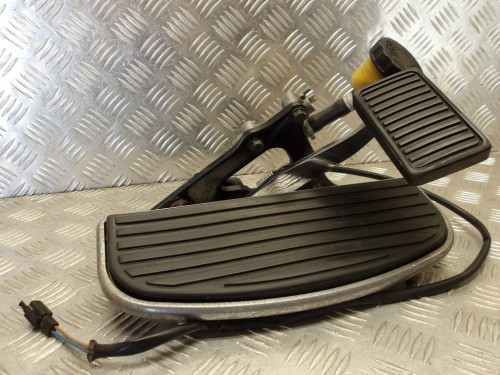 Set podest przód prawy pedał pompa hamulca KAWASAKI VN 1500 VULCAN NOMAD 1998-2004  PN: 34028-1497 , 34003-1473