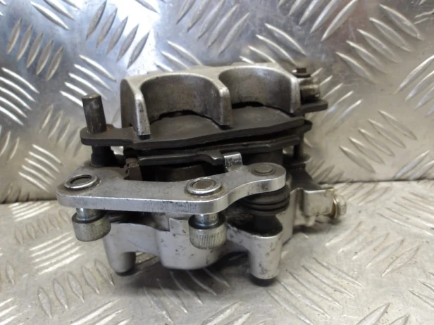Zacisk hamulcowy tylny KAWASAKI VN 1500 VULCAN NOMAD 2001-2004  PN: 43041-1897