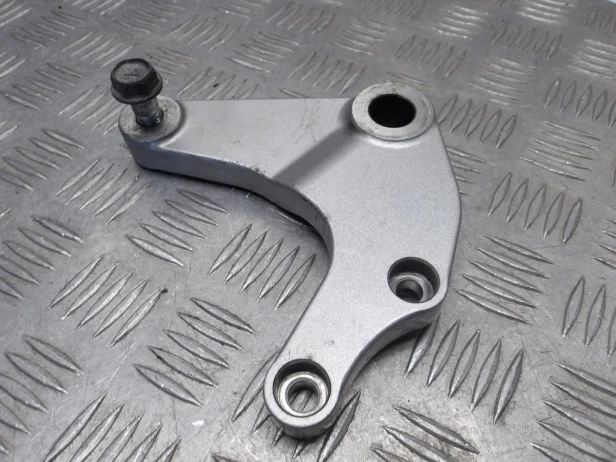 Jarzmo mocowanie zacisku hamulcowego tył KAWASAKI VN 1500 VULCAN NOMAD 2001-2004  PN: 43034-1160