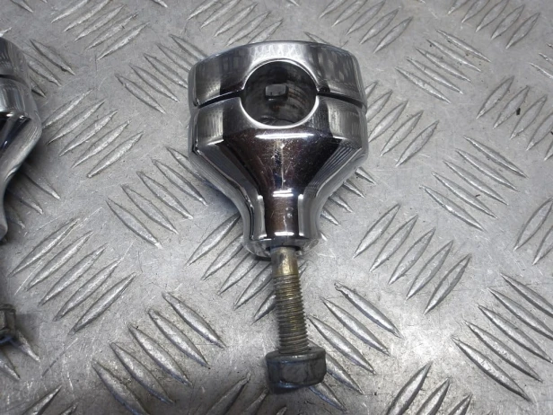 Risery uchwyty mocowanie kierownicy KAWASAKI VN 1500 VULCAN NOMAD 1998-2004 PN: 46012-1272 , 46012-1273