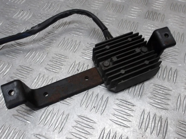 Regulator napięcia z mocowaniem stelaż KAWASAKI VN 1500 VULCAN NOMAD 1998-2004  PN: 21066-1106