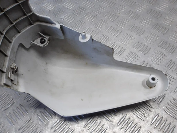 Boczek owiewka pod siedzenie prawa YAMAHA XV 1700 ROAD STAR 04-14r   PN. 4WM-21721-00-P8